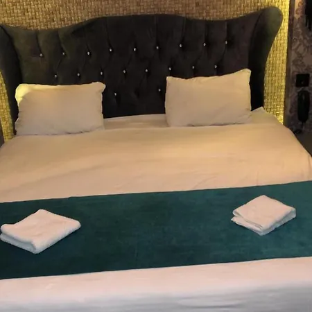 Amara Suites Hotel מלון *